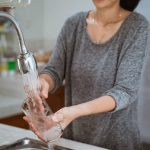 コップを洗う女性
