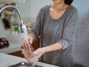 コップを洗う女性