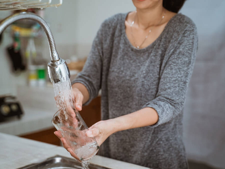 コップを洗う女性